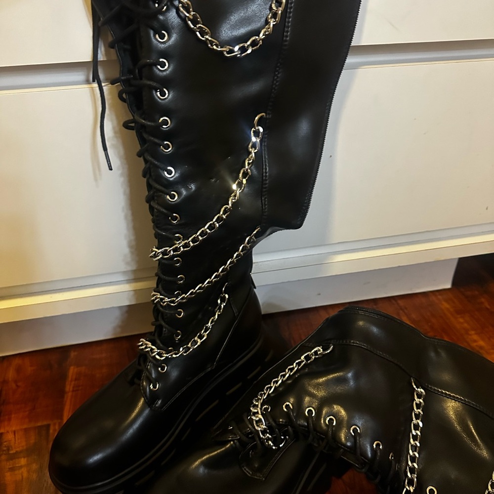 Chain Boots Size 7 Never Worn